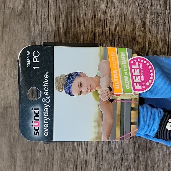 Scunci Glow in the Dark Headband - Picture 2 of 6